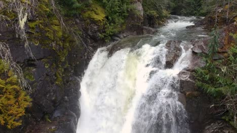 Schuß-Bewegt-Sich-Näher-An-Wasserfall-Und-Fluss,-Der-In-Cowichan-Lake-Auf-Vancouver-Island,-British-Columbia,-Kanada-Mündet