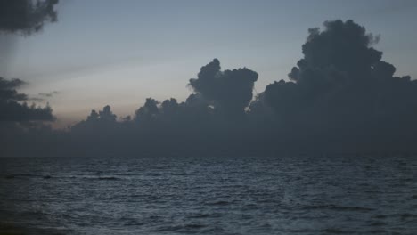 Nubes-Oscuras-Sobre-El-Mar-En-El-Crepúsculo.-Material-De-Archivo-De-Encierro