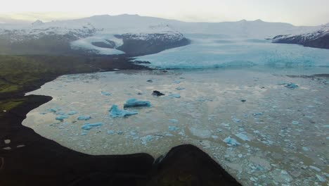 Die-Gletscherzunge-Fjallsjökull-Mündet-In-Den-Gletschersee-Fjallsarlon-In-Island