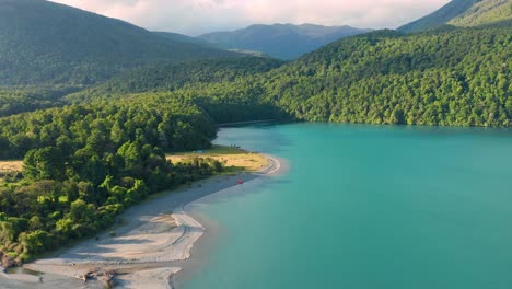 Blaues-Seewasser-Im-Sommer-Drohne-Mit-Wald-Geschossen