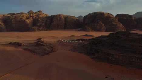 Luxus-camping-pods-Im-Wadi-Rum,-Jordanien,-Steigende-Luftaufnahme