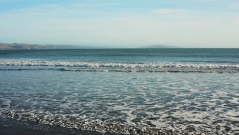 Wellen,-Die-Langsam-Zum-Strand-Rollen,-Antenne-Niedrige-überführung-Bodega-Bay,-Kalifornien,-Usa