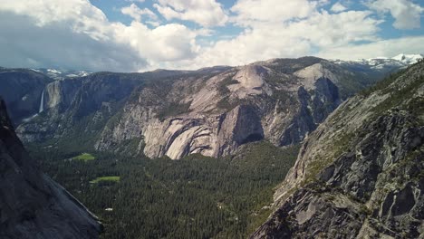 Timelapse-of-sunny-day-with-clouds-overlooking-Yosemite-valley-in-Yosemite-National-Park,-California,-USA