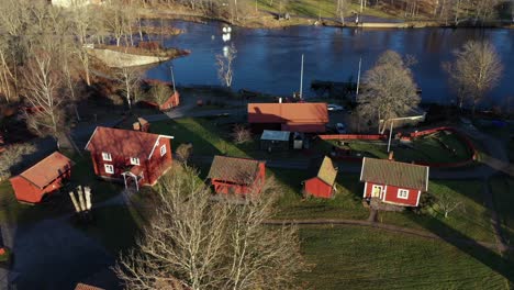 Encantadoras-Casas-De-Campo-De-Hermbygdsgarden-Fagersta-Suecia---Toma-Aérea-De-Drones