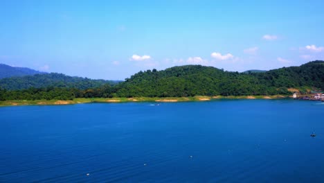 Khao-Sok-Nationalpark,-Thailand---Die-Wunderschöne-Landschaft-Mit-Türkisblauem-Wasser-Und-Herrlichen-Bäumen---Panorama