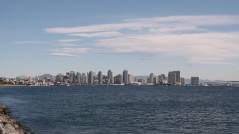 San-Diego-California-Skyline-Centro-Día-Con-Barcos-4k