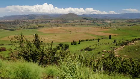 Maloti-gebirge-Und-Farmen-In-Der-Provinz-Freistaat-In-Der-Nähe-Von-Clarens-Town-Und-Der-Grenze-Zu-Lesotho