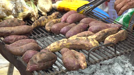 Gegrillte-Süßkartoffeln-Auf-Dem-Straßenmarkt-In-Thailand