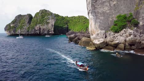 Traditionelles-Thailändisches-Boot-Mit-Dem-Motor,-Der-Die-Touristen-Rund-Um-Die-Insel-Phi-Phi-In-Thailand-Fährt
