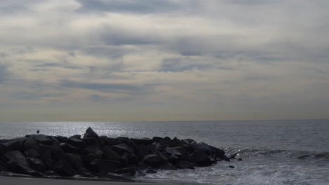 Das-Schöne-Wasser-Des-Strandes-Von-Santa-Monica-In-Kalifornien-An-Einem-Bewölkten-Tag---Weitschuss