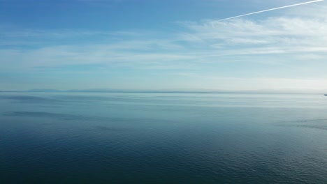 Perfekter-Blauer-Himmel-über-Den-Unendlichen-Gewässern-Der-Bucht-An-Einem-Sonnigen-Nachmittag