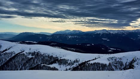 Zeitraffer-Des-Frühen-Sonnenuntergangs-Der-Schneebedeckten-Alpen-Im-Winter-Von-Der-Spitze-Des-Mittager
