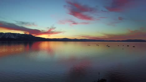 Impresionante-Puesta-De-Sol-En-El-Lago-Tahoe.-Panorámica-Aérea