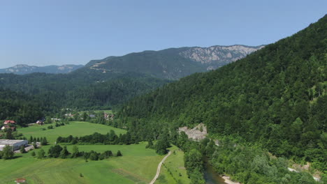 Dolly-Drohne-Aufnahme-Von-Wunderschönen-Bergen-In-Osilnica,-Slowenien