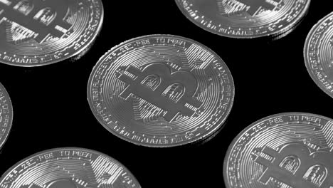 Bitcoins-Sobre-Fondo-Negro-Girando-Lentamente-En-Blanco-Y-Negro