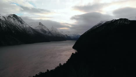 Vista-Aérea-De-Un-Fiordo-Noruego-Llamado-Geirangerfjord