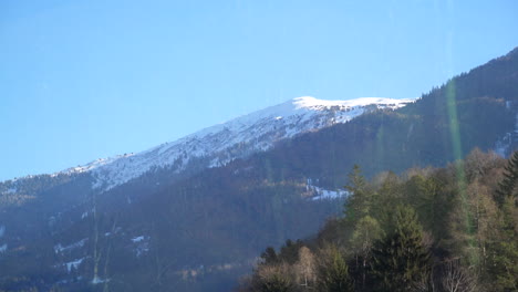 Vista-De-La-Ventana-Desde-El-Glaciar-Express-En-Suiza-De-Montañas-Y-Vasto-Paisaje