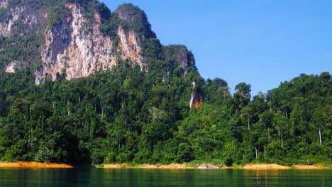 Khao-Sok,-Thailand---Die-Wunderbare-Landschaft-Der-Grünen-Insel,-Bestehend-Aus-Einem-Blauen-Ruhigen-See-Und-Herrlichen-Bäumen---Weitwinkelaufnahme