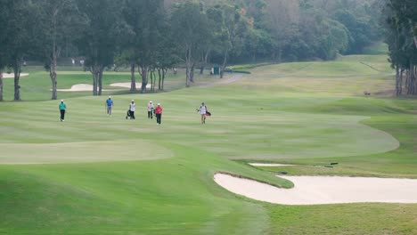 Jugadores-De-Golf-Poniendo-En-El-Green-Durante-Un-Torneo-De-Golf-De-Verano-En-Un-Campo-De-Golf-Municipal