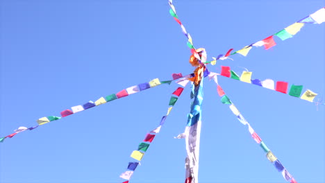 Banderas-De-Oración-Budista-Ondeando-En-El-Viento
