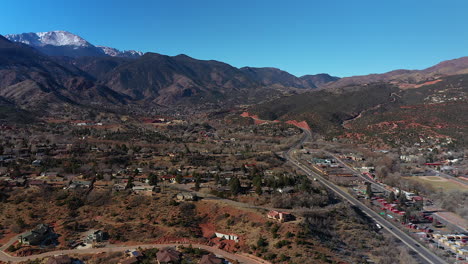 Imágenes-Aéreas-De-Drones-Sobre-El-Oeste-De-Colorado-Springs,-Con-Vistas-A-Las-Montañas,-En-Colorado