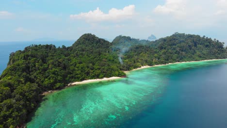 Die-Atemberaubende-Landschaft-Des-Weißen-Sandstrandes-In-Thailand,-Bestehend-Aus-Herrlichen-Bäumen-Und-Blauem,-Ruhigem-Ozean---Luftaufnahme