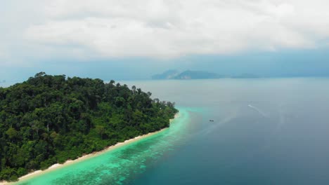 Toma-Panorámica-Aérea-De-La-Hermosa-Isla-Tropical-En-El-Mar-De-Andaman-En-Tailandia---Koh-Kradan