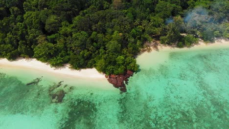 Die-Wunderschöne-Landschaft-Mit-Herrlichen-Bäumen-Und-Blauem-Ruhigem-Ozean-In-Thailand---Wunderschönes-Touristenziel---Luftaufnahme