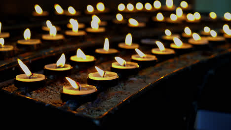 Viele-Brennende-Kerzen-Mit-Seichten-In-Der-Kirche