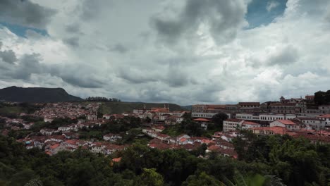 Lapso-De-Tiempo-De-Las-Nubes-Contra-Un-Cielo-Azul-Que-Pasa-Por-Encima-De-La-Ciudad-Minera-Colonial-Ouro-Preto-En-Minas-Gerais,-Brasil,-Convirtiéndose-En-Una-Cubierta-De-Nubes-Oscuras