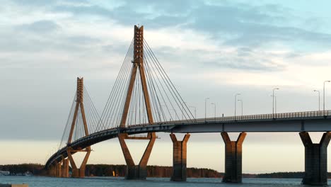 Zeitraffer-Des-Verkehrs-über-Die-Replot-Brücke-In-Finnland