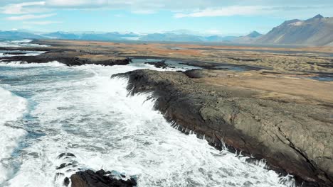 Wellen,-Die-In-Isländischen-Drohnenaufnahmen-Gegen-Schwarze-Felsen-Schlagen