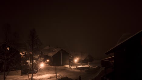 Zeitraffer-Eines-Schönen-Dorfes,-Das-Mitten-Im-Winter-Von-Nebel-Umgeben-Ist,-Während-Autos-Nachts-Durch-Die-Straßen-Fahren
