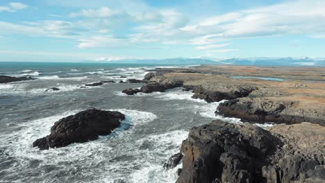 Wellen,-Die-In-Isländischen-Luftaufnahmen-Gegen-Schwarze-Felsen-Schlagen