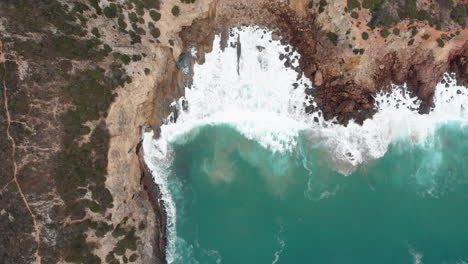 Antenne:-Serie-Großer-Wellen-Bricht-In-Den-Felsigen-Strand-Der-Algarve-Ein