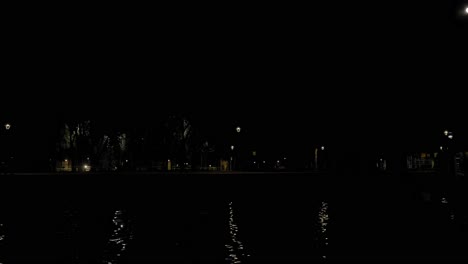 Der-Blick-Auf-Die-Stadt-Venedig-Bei-Nacht-Mit-Den-Bäumen,-Beleuchteten-Straßenlaternen-Und-Dem-Mond-Darüber