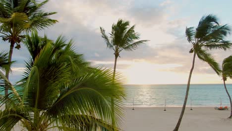 Luftaufnahme-Des-Wilden-Strandes-Bei-Sonnenuntergang,-Sonnenaufgang,-Exotischer-Tropischer-Strand-In-Der-Karibik