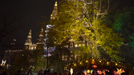 Mercado-De-Navidad-En-Rathaus-En-Viena,-Austria-Con-Hermosas-Iluminaciones