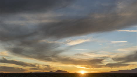 Breiter-Panorama-Zeitraffer-Blick-Auf-Den-Sonnenuntergang-In-Der-Mojave-Wüste,-Kalifornien