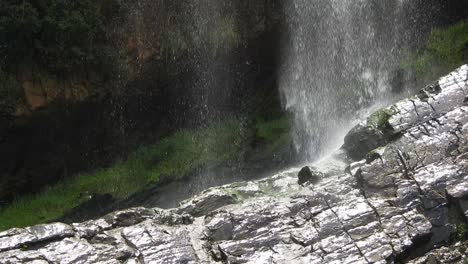 Crocodile-River-Wasserfall-Fließt-Und-Fällt-über-Felsen-In-Den-Nationalen-Botanischen-Gärten-Von-Walter-Sisulu-In-Roodepoort,-Südafrika