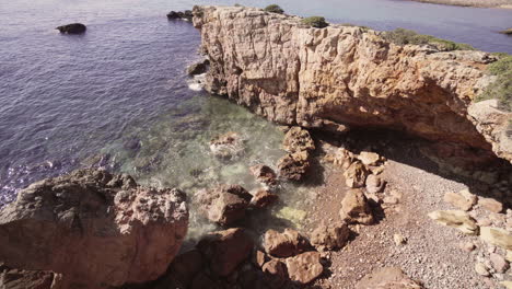 Blick-Auf-Die-Klippe-Hinunter-Zu-Einem-Felsigen-Strand-Mit-Kristallklarem-Wasser-In-Portugal