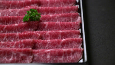 Frisches-Rindfleisch,-Roh-Geschnitten-Mit-Marmorierter-Textur,-Serviert-Für-Sukiyaki-Und-Shabu-Oder-Yakiniku