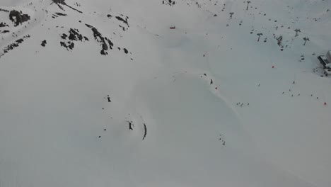 Hochzillertal---österreich-Antennen-Der-Berge-Und-Skilinien-Mit-Blauem-Himmel-An-Einem-Sonnigen-Tag