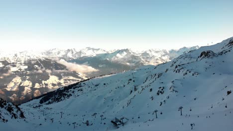 Hochzillertal---österreich-Antennen-Der-Berge-Und-Skilinien-Mit-Blauem-Himmel-An-Einem-Sonnigen-Tag