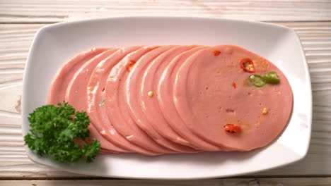 Schweinefleisch-Bologna-Mit-Chili-Auf-Dem-Teller