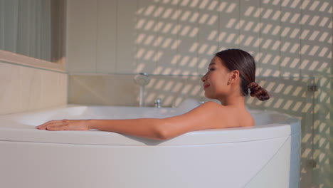 Schöne-Asiatische-Frau,-Die-Sich-In-Der-Schaumigen-Badewanne-Entspannt