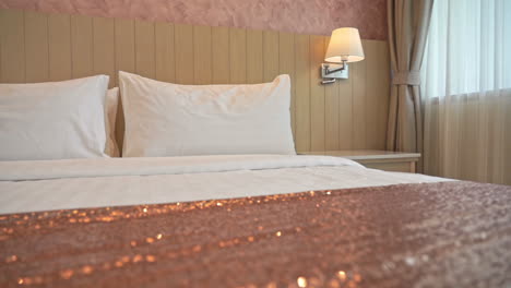 Dormitorio-Romántico-En-La-Habitación-Del-Hotel,-Ropa-De-Cama-De-Cerca-Con-Sábanas