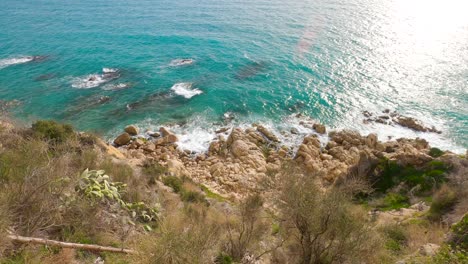 Luftaufnahmen-Felsiger-Strand-Im-Mittelmeer,-Im-Winter-Maresme-Barcelona-Spanien