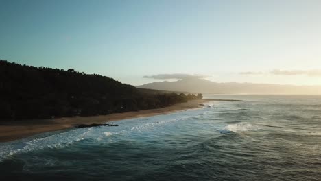 Schöner-Sonnenuntergang-In-Hawaii,-Nordküste,-Oahu,-Luftaufnahmen
