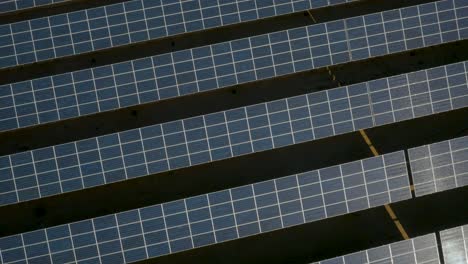 Antenne-Eines-Nachhaltigen-Solarpanel-Arrays,-Das-Erneuerbare-Energie-In-Der-Wüste-Erzeugt